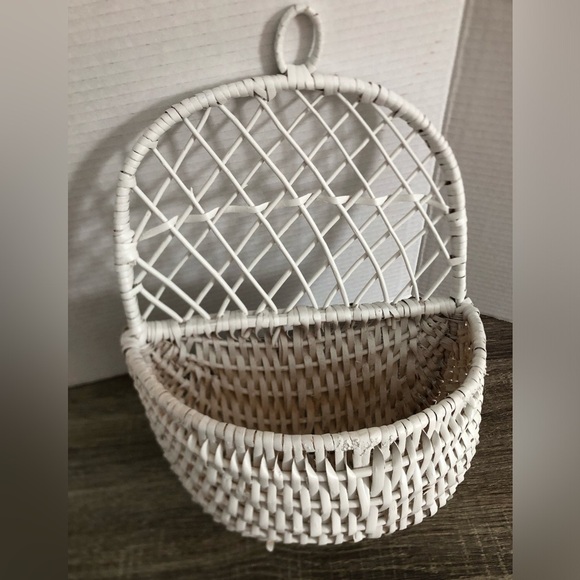 Vtg White Woven Wall Basket - Picture 1 of 11